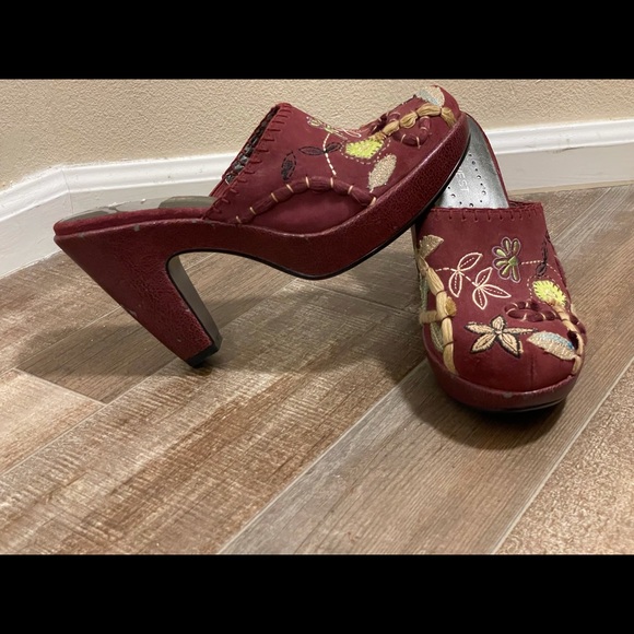 Nine West Women's Floral Embroidered Red/Maroon Suede Clogs - Picture 4 of 11